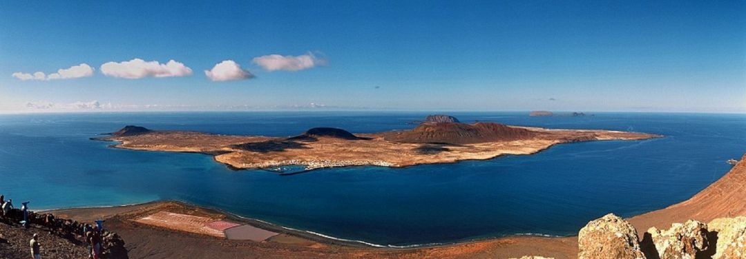 Vista de la isla de La Graciosa y parte del Archipiélago Chinijo desde el Mirador del Río. Vista de la isla de La Graciosa y parte del Archipiélago Chinijo desde el Mirador del Río.