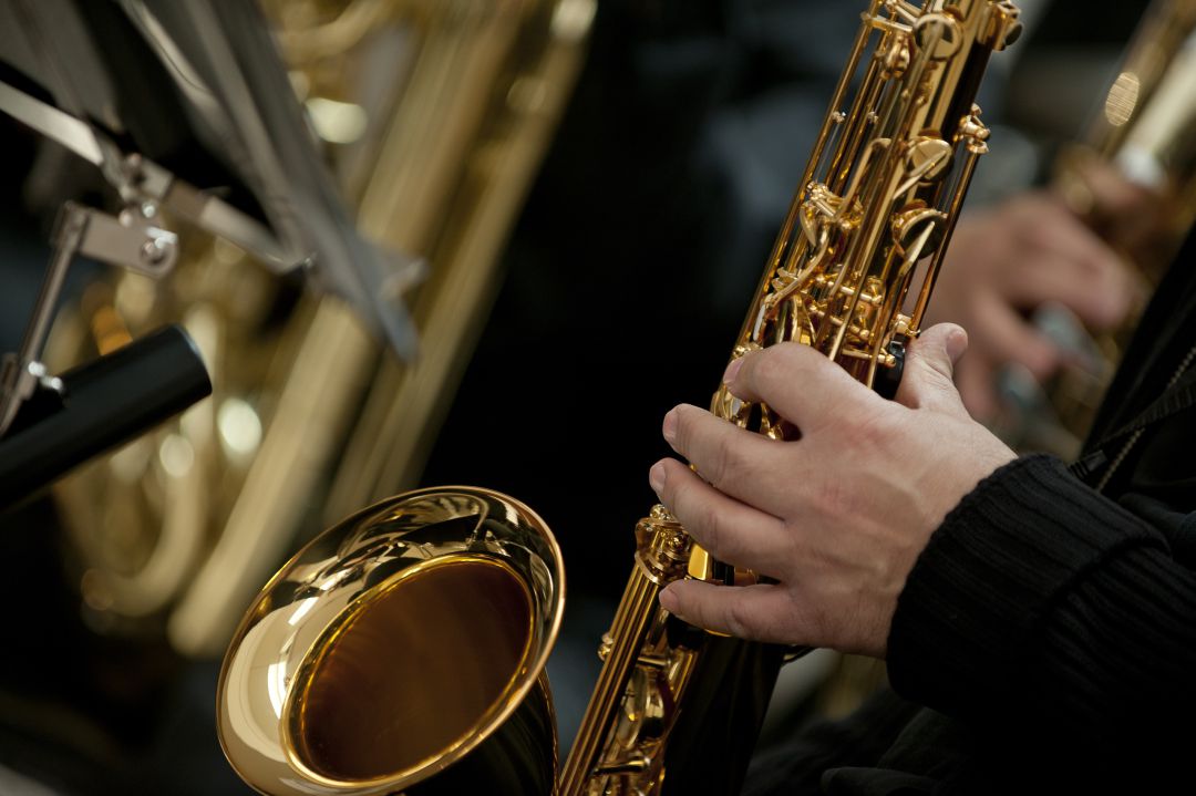 Detalle de la mano de un alumno de la Escuela Municipal de Música tocando un instrumento Detalle de la mano de un alumno de la Escuela Municipal de Música tocando un instrumento