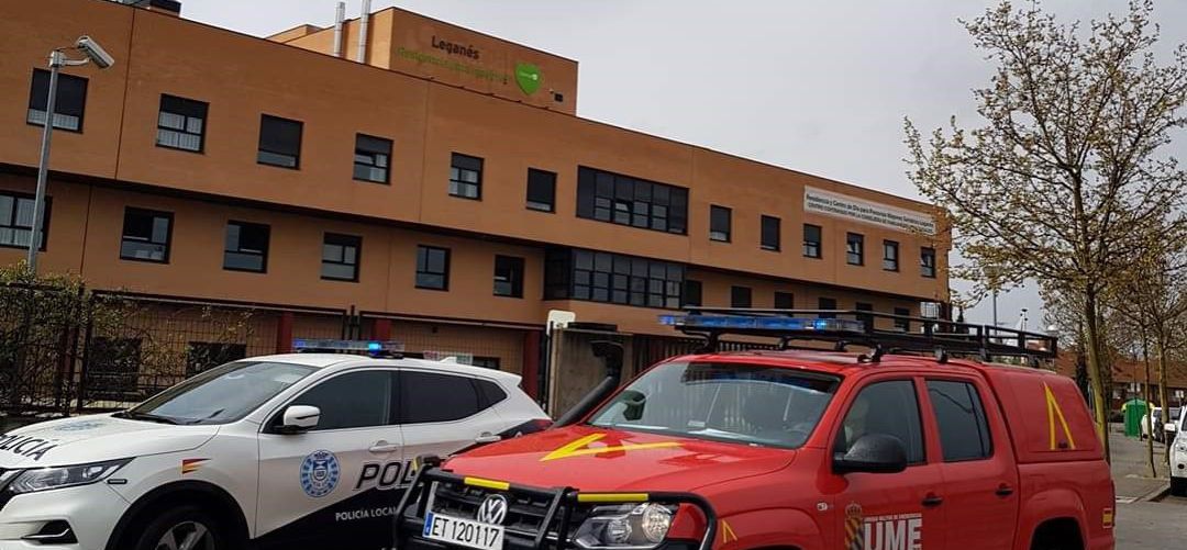 Imagen de recurso de una residencia de Leganés con vehículos de Policía local y de Protección Civil. Imagen de recurso de una residencia de Leganés con vehículos de Policía local y de Protección Civil.