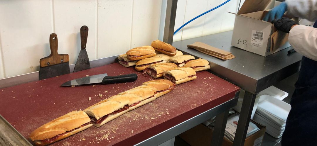 Una empresa de embutidos de Getafe reparte 600 bocadillos en el Severo Ochoa
Una empresa de embutidos de Getafe reparte 600 bocadillos en el Severo Ochoa