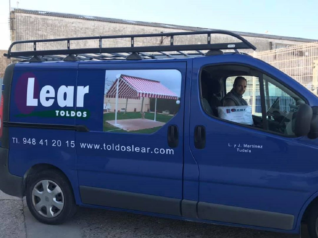 La empresa Toldos Lear distribuye batas en la residencia de Fustiñana La empresa Toldos Lear distribuye batas en la residencia de Fustiñana