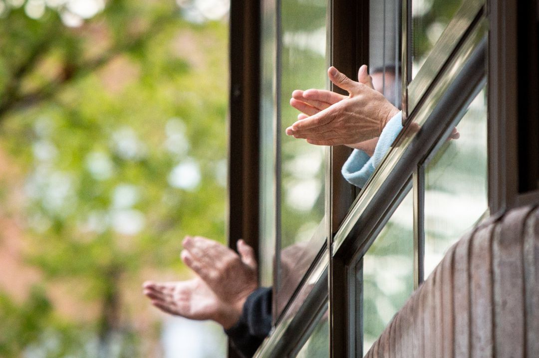 Aplausos en los balcones de España a las 20:00 horas Aplausos en los balcones de España a las 20:00 horas