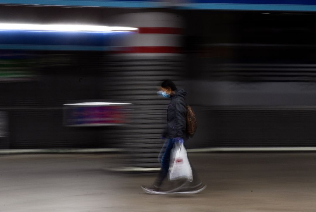 Un hombre con las compras. Un hombre con las compras.