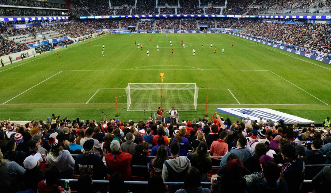 Un partido de fútbol visto desde las gradas de aficionados. Un partido de fútbol visto desde las gradas de aficionados.