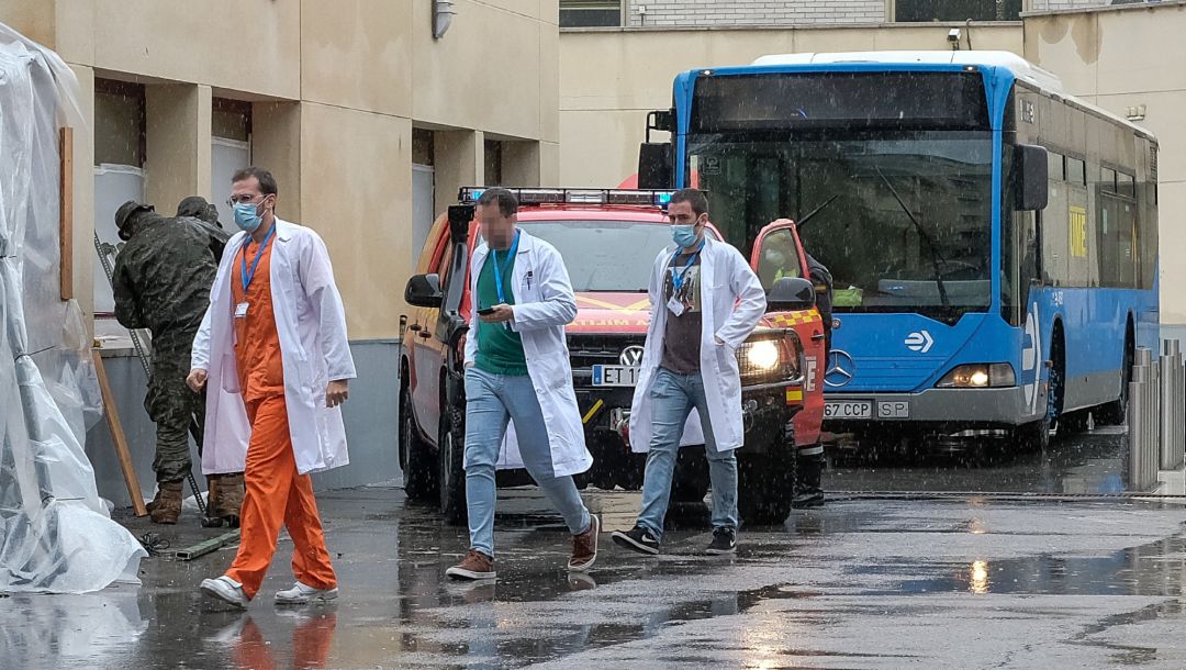 La UME escolta la salida del Hospital Gregorio Marañón de un autobús utilizado para trasladar a pacientes al hospital de Ifema La UME escolta la salida del Hospital Gregorio Marañón de un autobús utilizado para trasladar a pacientes al hospital de Ifema