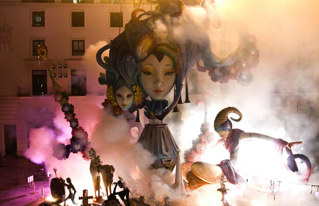 La Hoguera Oficial 2018 arde en la Plaza del Ayuntamiento de Alicante (Imagen de archivo)
La Hoguera Oficial 2018 arde en la Plaza del Ayuntamiento de Alicante (Imagen de archivo)
