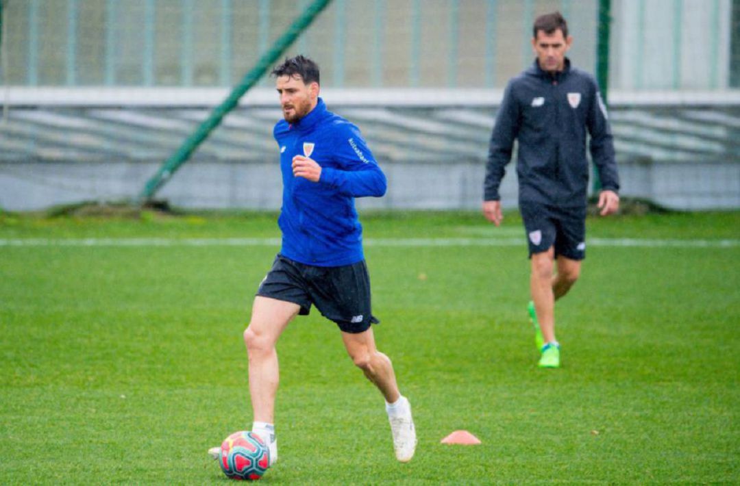 El delantero del Athletic Aritz Aduriz, durante un entrenamiento en Lezama El delantero del Athletic Aritz Aduriz, durante un entrenamiento en Lezama
