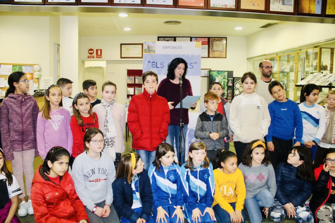 Imagen de archivo. Actividad con niños en el museo Imagen de archivo. Actividad con niños en el museo