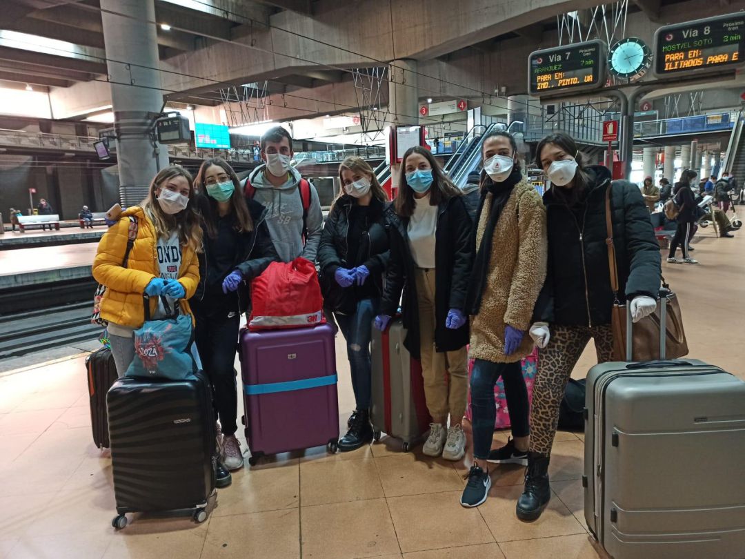 Junto a los seis rondeños desplazados a Madrid se encuentra una estudiante malagueña Junto a los seis rondeños desplazados a Madrid se encuentra una estudiante malagueña