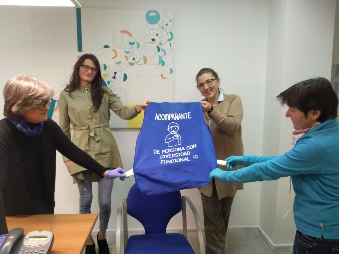 Petos azules identificarán a los acompañantes de las personas con diversidad funcional que salgan a la calle Petos azules identificarán a los acompañantes de las personas con diversidad funcional que salgan a la calle