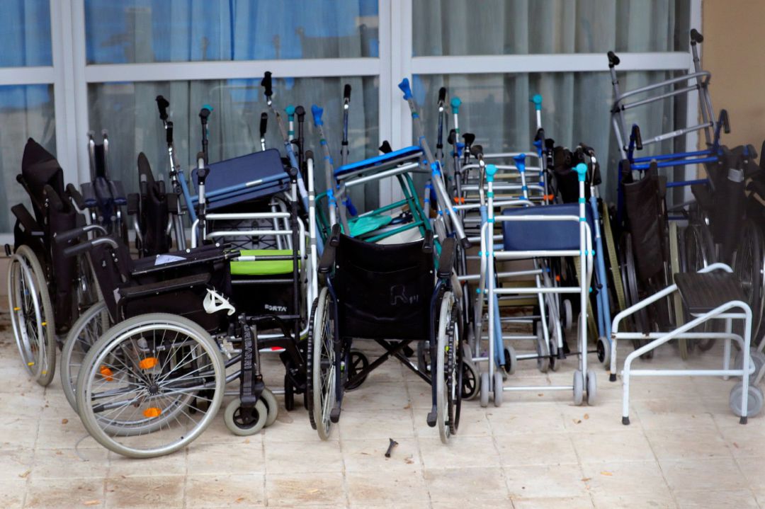 Sillas de ruedas y andadores apilados este miércoles en la residencia Vitalia en Leganés Sillas de ruedas y andadores apilados este miércoles en la residencia Vitalia en Leganés