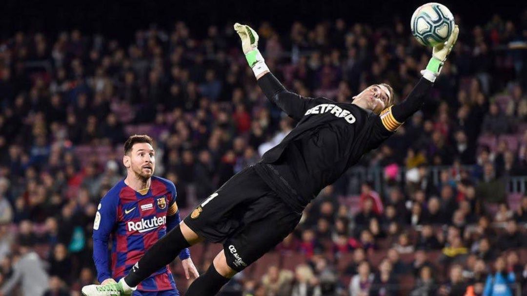 Manolo Reina para un balón ante la mirada de Leo Messi. Manolo Reina para un balón ante la mirada de Leo Messi.