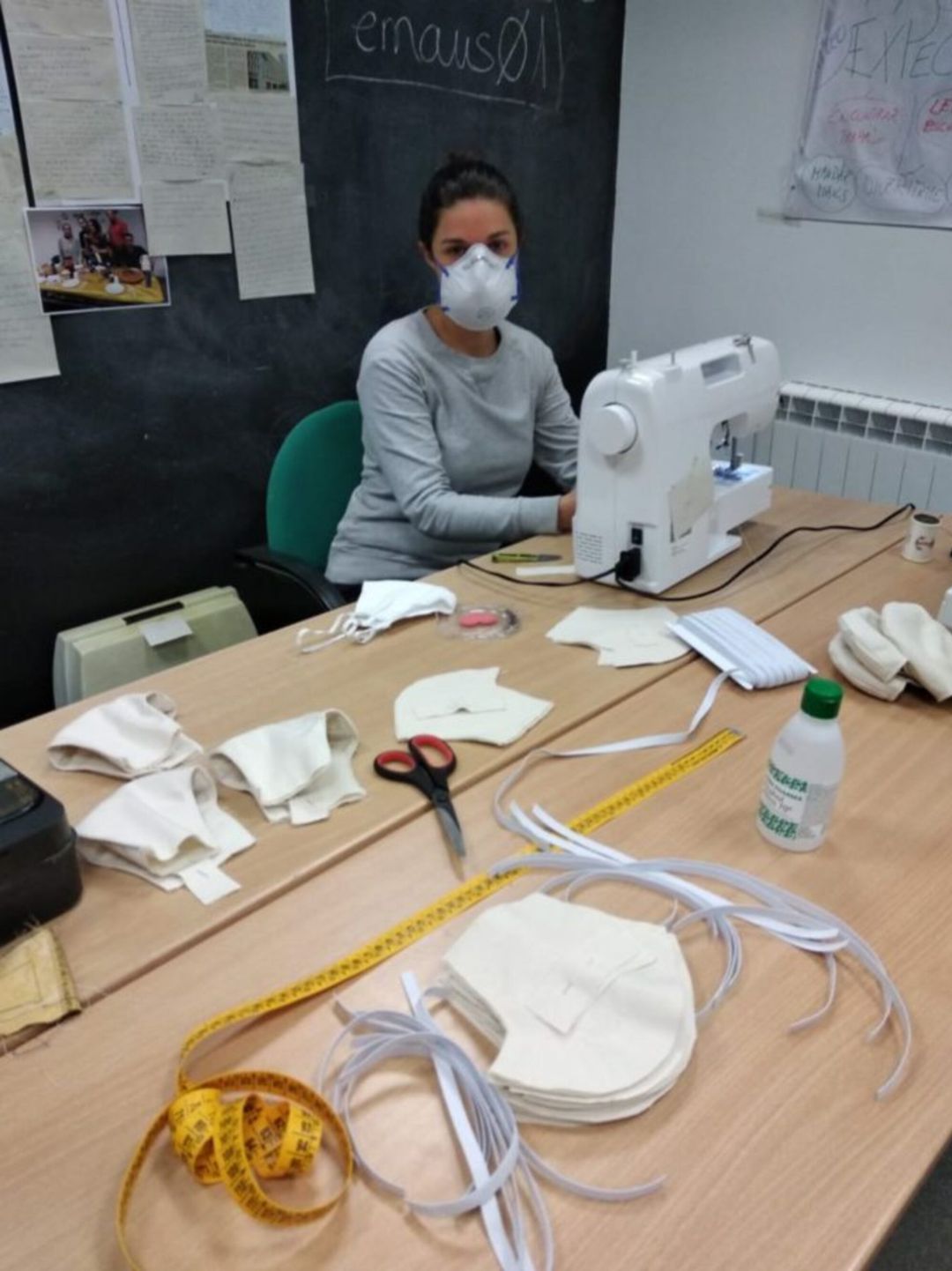 Una trabajadora de Emaús confeccionando mascarillas. Una trabajadora de Emaús confeccionando mascarillas.