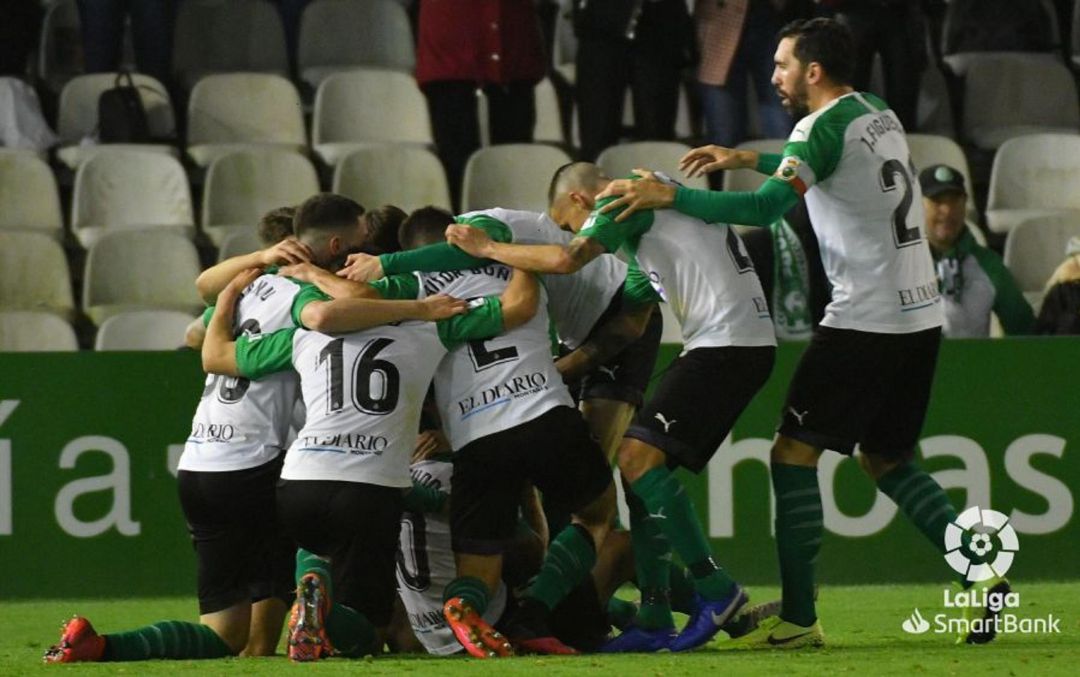 Los jugadores hacen piña tras un gol Los jugadores hacen piña tras un gol