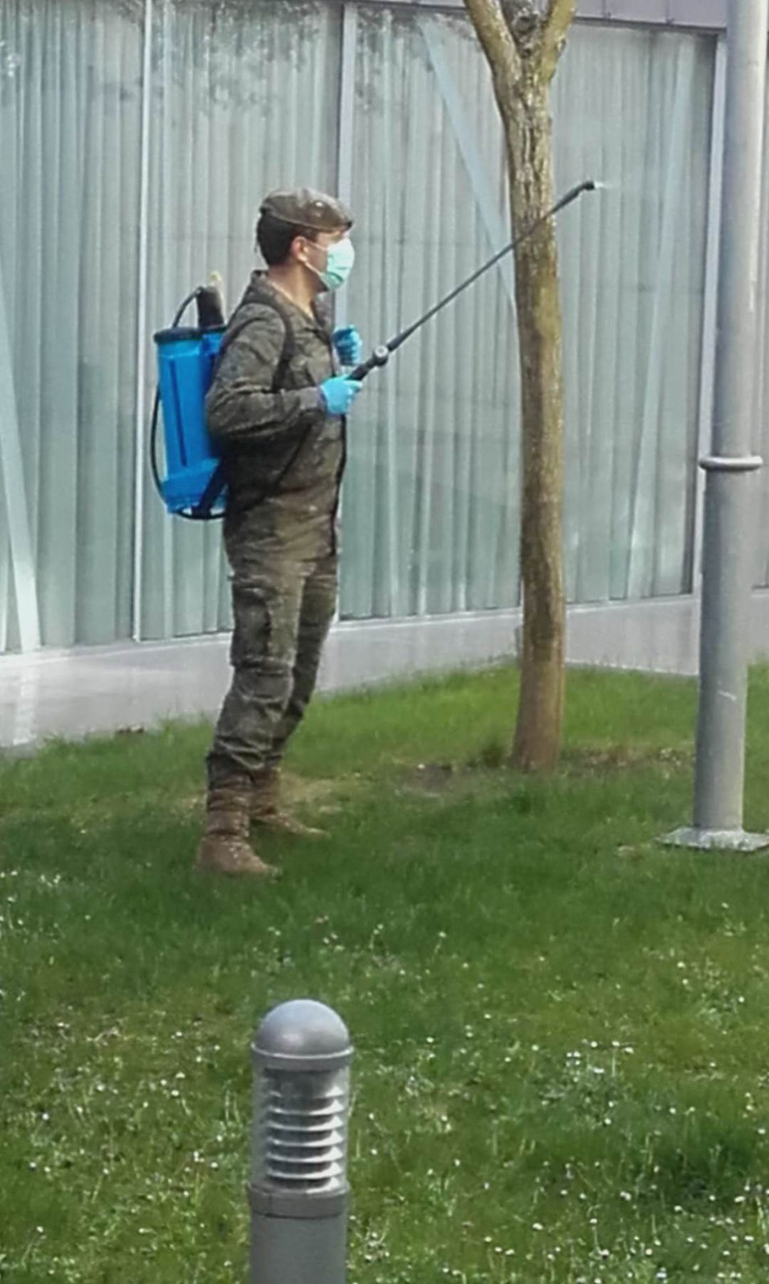 Un militar realiza trabajos de desinfección en un jardín del centro Mar de Pinares de Fundación Personas Cuéllar Un militar realiza trabajos de desinfección en un jardín del centro Mar de Pinares de Fundación Personas Cuéllar