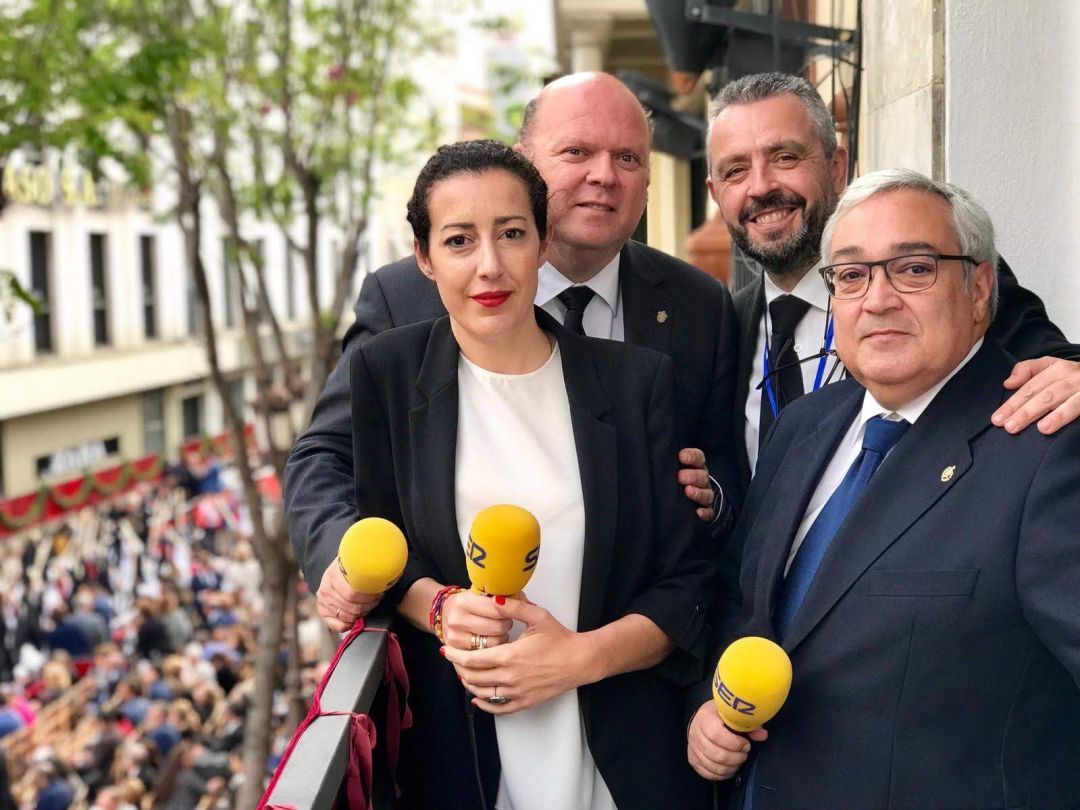 De izquierda a derecha, en el balcón del Banco de Santander en La Campana, Elena Carazo, Javier Márquez, Paco García y José Manuel García De izquierda a derecha, en el balcón del Banco de Santander en La Campana, Elena Carazo, Javier Márquez, Paco García y José Manuel García