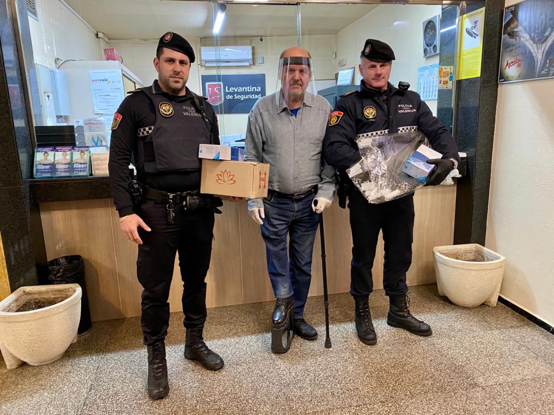Uno de los agentes expedientados junto al donante de la empresa vinculada a la extrema derecha Uno de los agentes expedientados junto al donante de la empresa vinculada a la extrema derecha