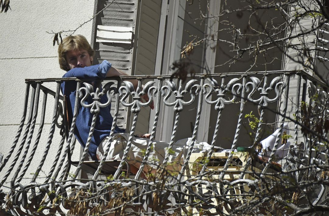Christian de Hannover en uno de los balcones de su casa durante el confinamiento, en Madrid
Christian de Hannover en uno de los balcones de su casa durante el confinamiento, en Madrid