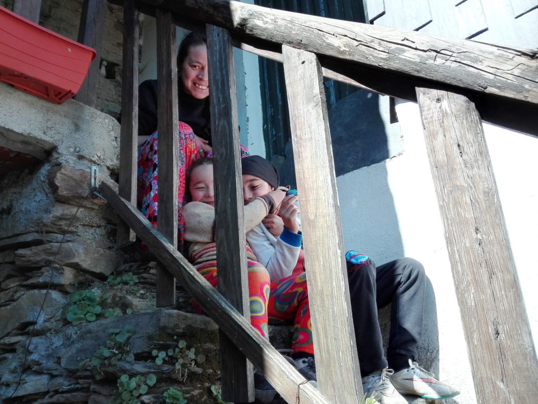 Jimena y sus hijos, María y Nahuel, en la escalera de acceso a su vivienda en Rihonor Jimena y sus hijos, María y Nahuel, en la escalera de acceso a su vivienda en Rihonor