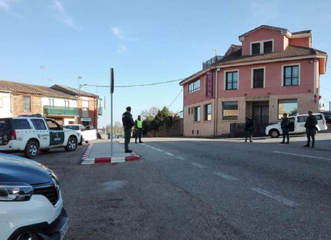 Control de tráfico a cargo de la Guardia Civil en Tábara Control de tráfico a cargo de la Guardia Civil en Tábara