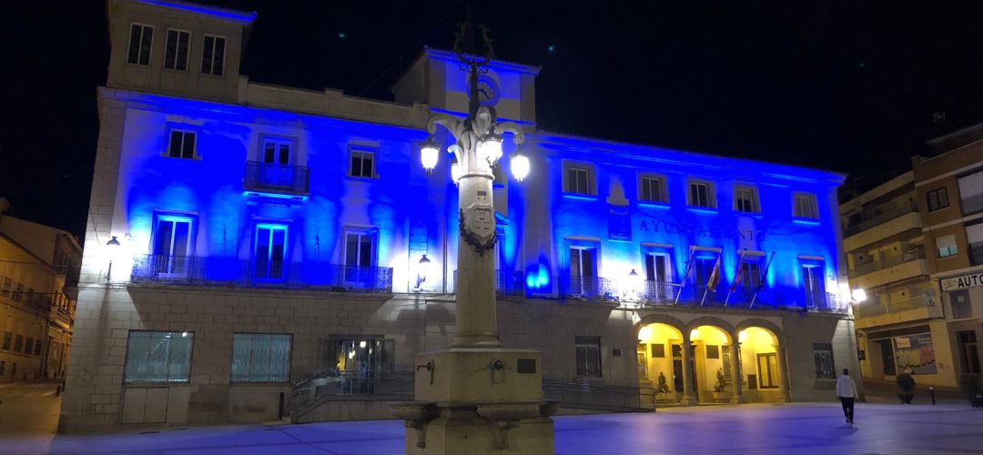 Fachada del Consistorio iluminada de azul por el autismo Fachada del Consistorio iluminada de azul por el autismo