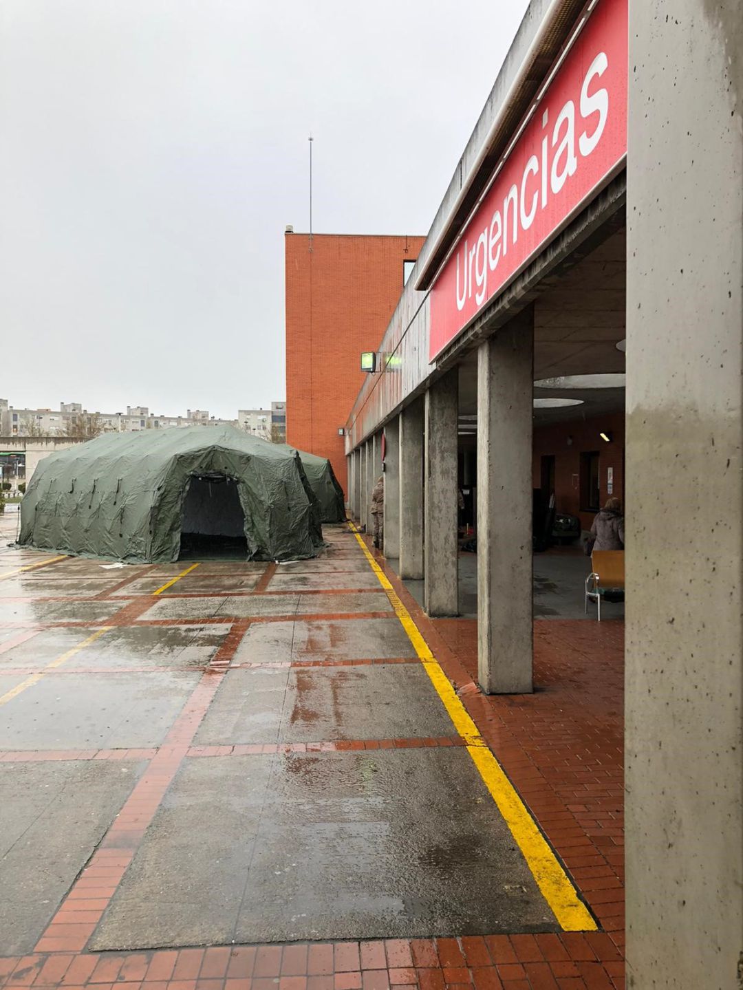 La UMAER (Unidad médica de Aeroevacuación) con la colaboración del GRUSEG (Grupo de Seguridad del Cuartel General) del EA (Ejército del Aire) ha montado varias tiendas para triaje en el Hospital de Alcorcón La UMAER (Unidad médica de Aeroevacuación) con la colaboración del GRUSEG (Grupo de Seguridad del Cuartel General) del EA (Ejército del Aire) ha montado varias tiendas para triaje en el Hospital de Alcorcón