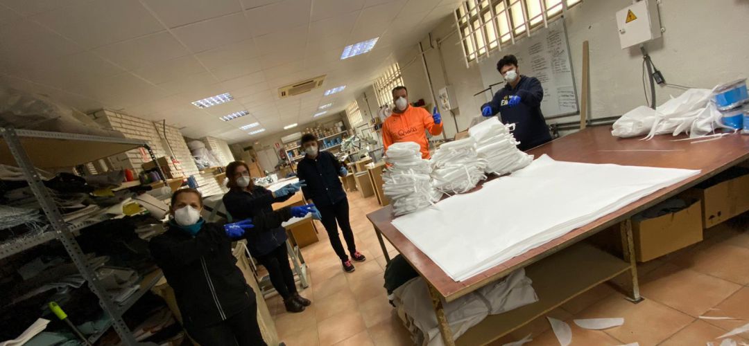 La empersa QSofás comenzó la hacer batas desechables e inicio, con el apoyo del Ayuntamiento, la red solidaria La empersa QSofás comenzó la hacer batas desechables e inicio, con el apoyo del Ayuntamiento, la red solidaria