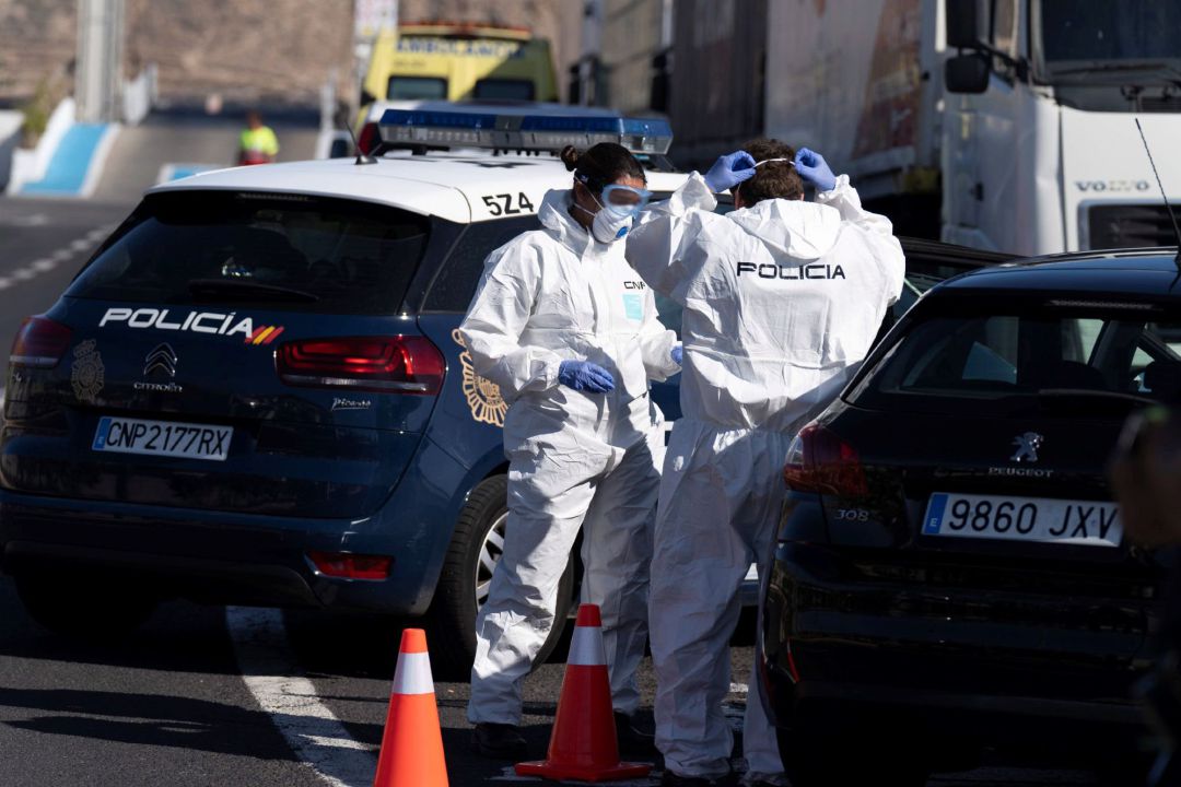 Dos policías nacionales se colocan equipamiento de protección Dos policías nacionales se colocan equipamiento de protección