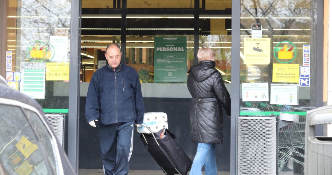 Dos clientes entran a hacer la compra a un supermercado Dos clientes entran a hacer la compra a un supermercado