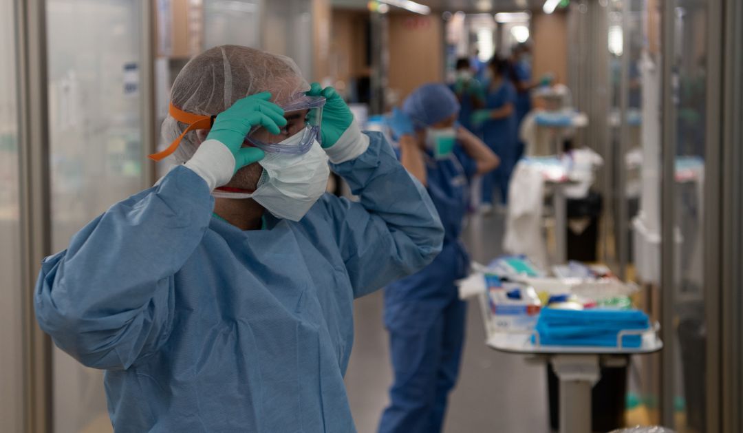 Un profesional sanitari antes de entrar en la UCI del Hospital Clìnic de Barcelona Un profesional sanitari antes de entrar en la UCI del Hospital Clìnic de Barcelona