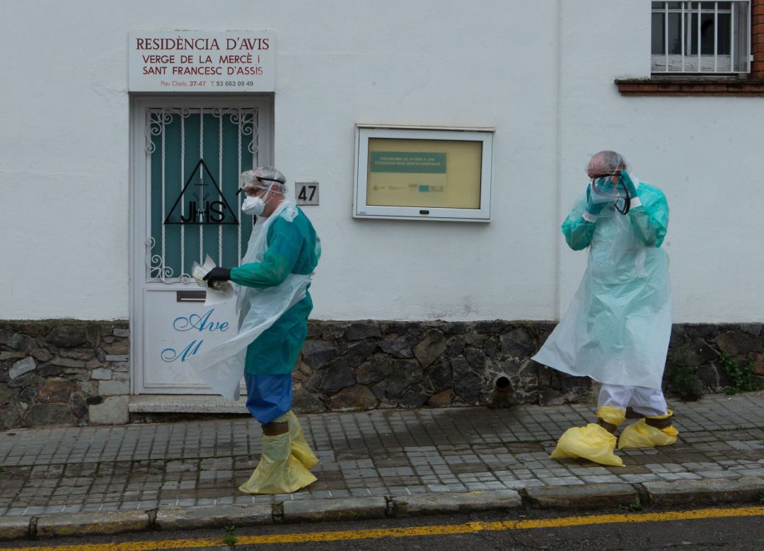 Dos miembros del personal sanitario del Centro de Atención Primaria (CAP) de Palleja (Barcelona) acuden a una residencia geriátrica del centro del municipio para atender a pacientes infectados Dos miembros del personal sanitario del Centro de Atención Primaria (CAP) de Palleja (Barcelona) acuden a una residencia geriátrica del centro del municipio para atender a pacientes infectados