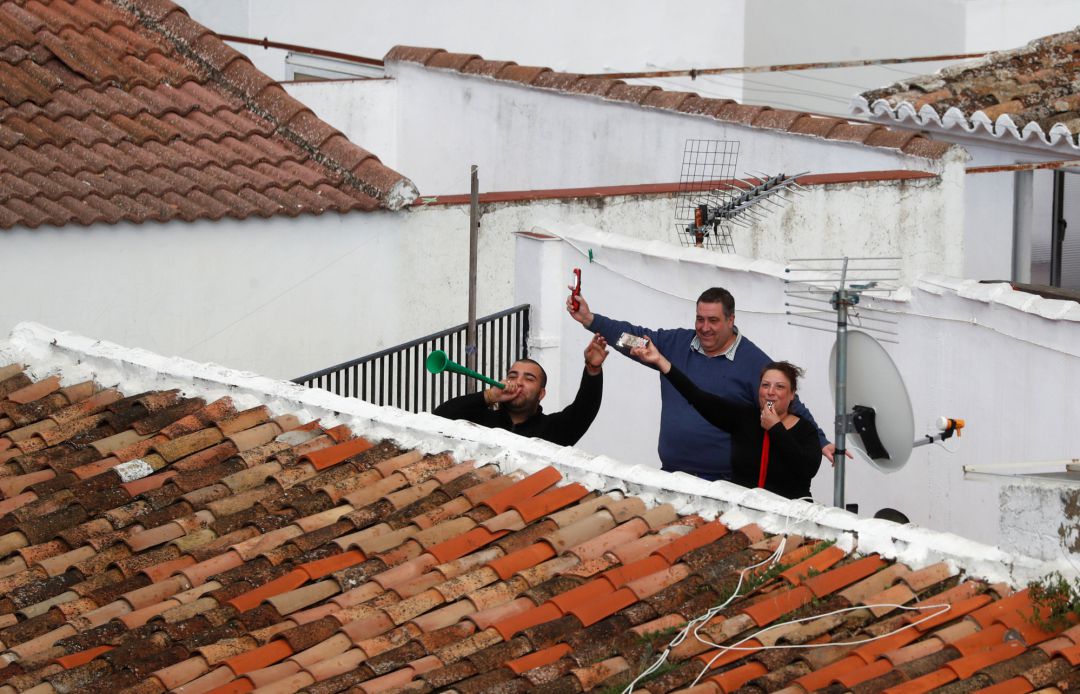 Una familia durante el confinamiento en una terraza de Ronda Una familia durante el confinamiento en una terraza de Ronda
