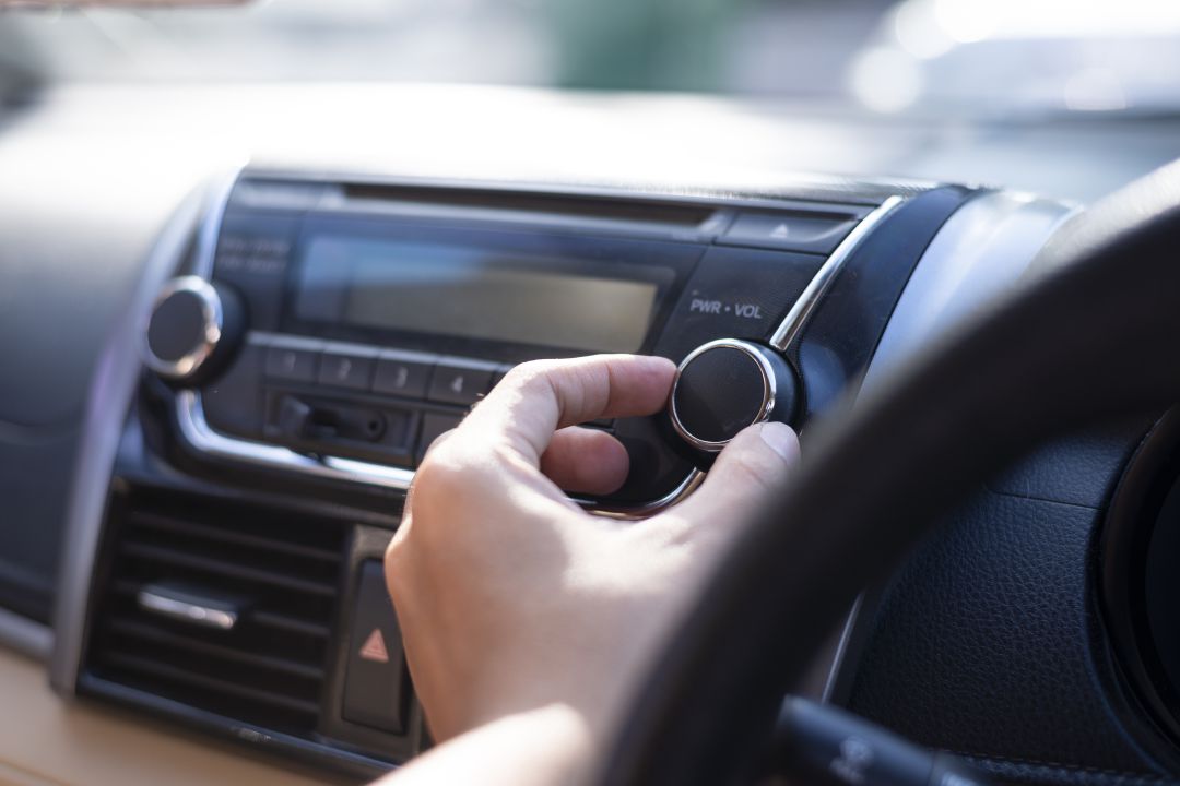 Un oyente sintoniza la radio Un oyente sintoniza la radio