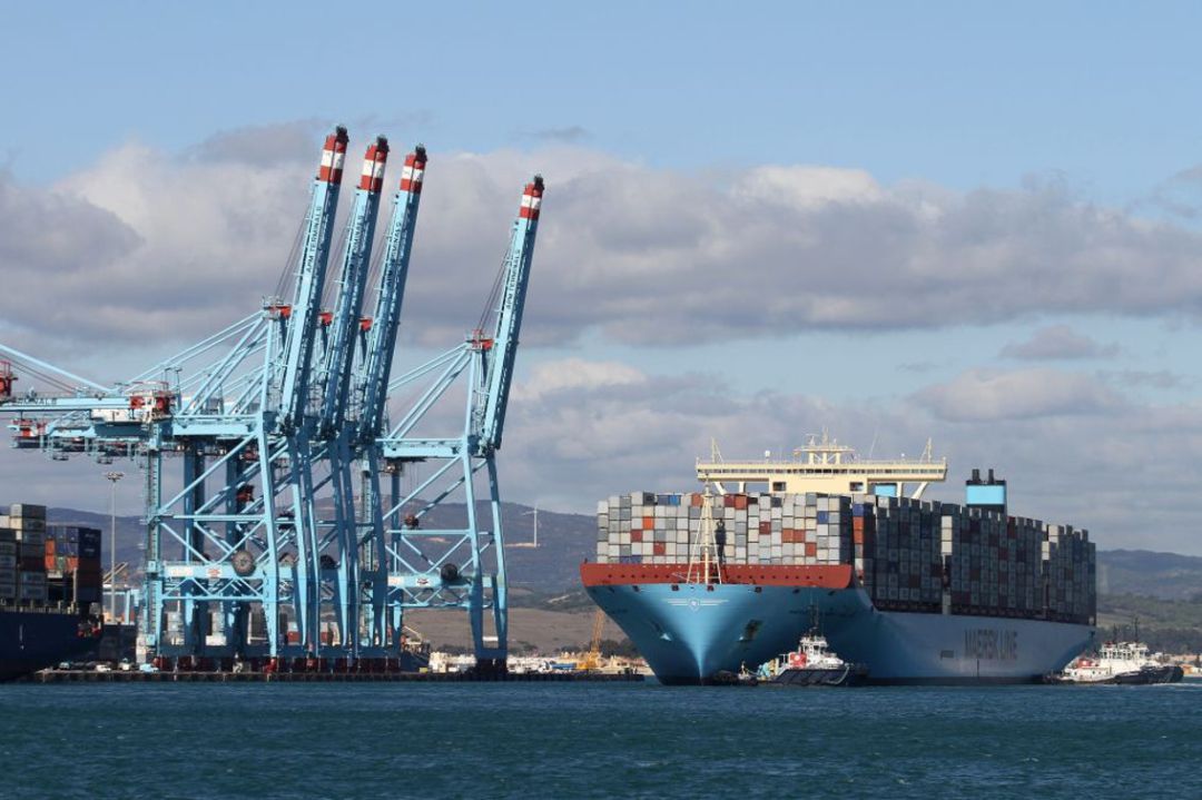 La labor de los prácticos del puerto en la cadena logística del transporte de mercancías. La labor de los prácticos del puerto en la cadena logística del transporte de mercancías.