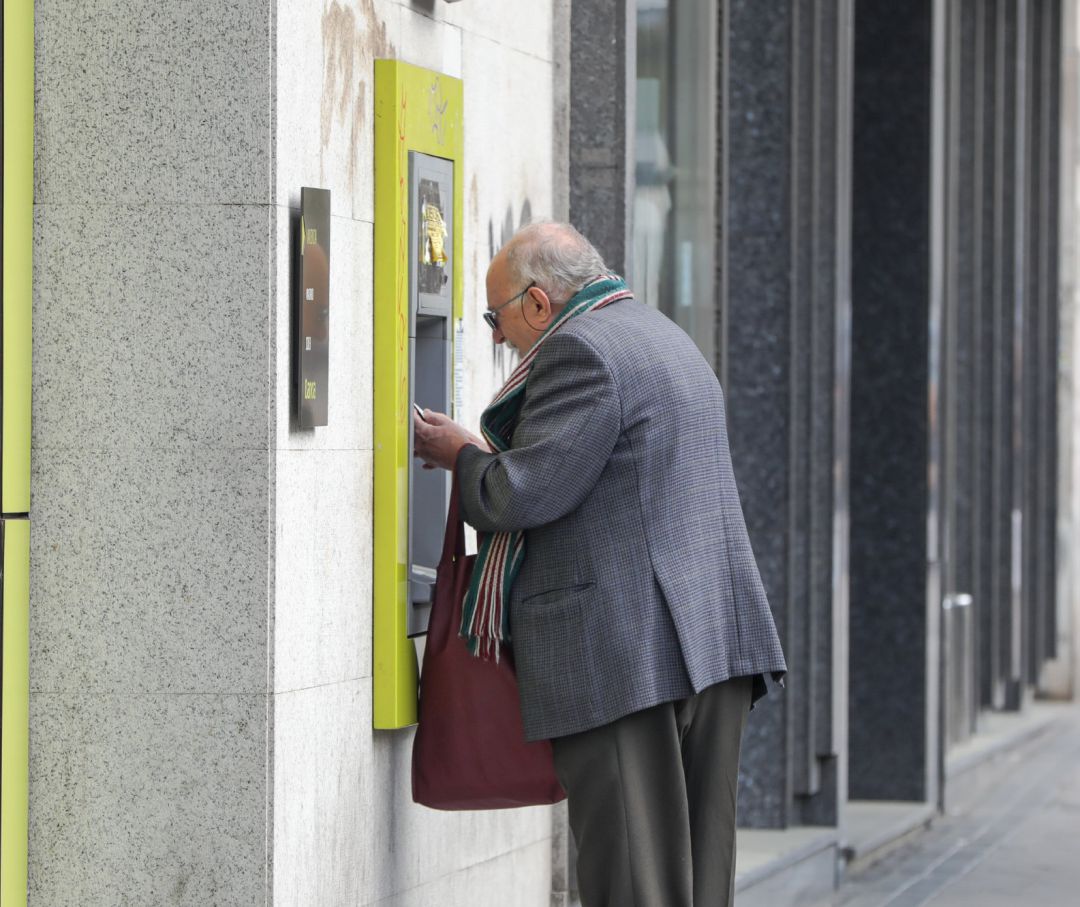 Un anciano saca dinero de un cajero de la capital tras el anuncio del estado de alarma Un anciano saca dinero de un cajero de la capital tras el anuncio del estado de alarma