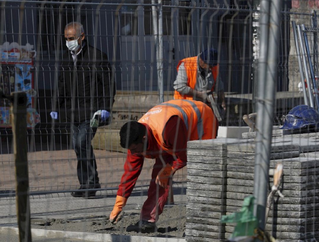 Un operario en labores de manetenimiento Un operario en labores de manetenimiento