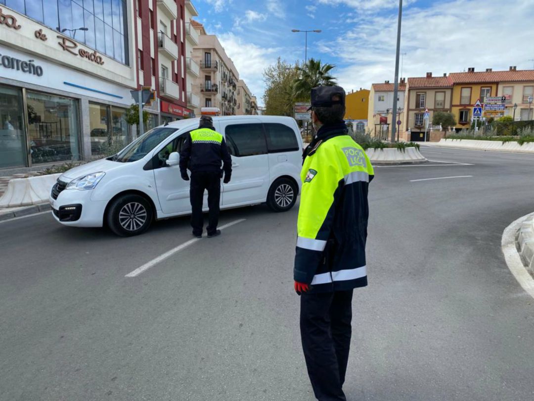 Control de la Policía Local en la avenida de Málaga Control de la Policía Local en la avenida de Málaga
