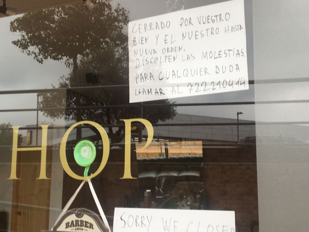 Cartel de cierre de un comercio de Ibiza Cartel de cierre de un comercio de Ibiza
