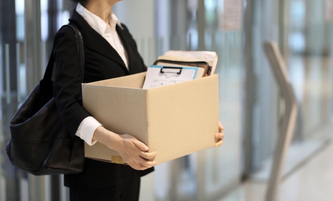 Una mujer lleva una caja. Una mujer lleva una caja.