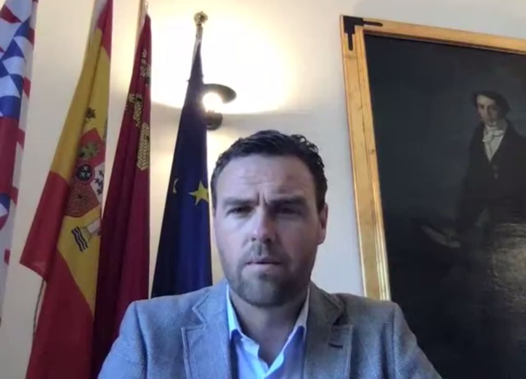 Imagen del alcalde de Caravaca de la Cruz durante un directo en su cuenta de Facebook con los vecinos de la localidad para resolver dudas sobre la situación de confinamiento y pandemia Imagen del alcalde de Caravaca de la Cruz durante un directo en su cuenta de Facebook con los vecinos de la localidad para resolver dudas sobre la situación de confinamiento y pandemia