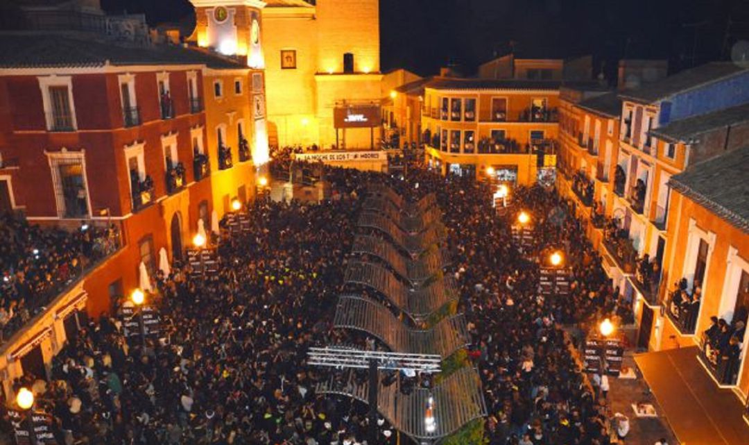 La plaza del Ayuntamiento abarrotada de público durante la Noche de los Tambores 2.019. Una imagen que este año no se podrá ver. La plaza del Ayuntamiento abarrotada de público durante la Noche de los Tambores 2.019. Una imagen que este año no se podrá ver.