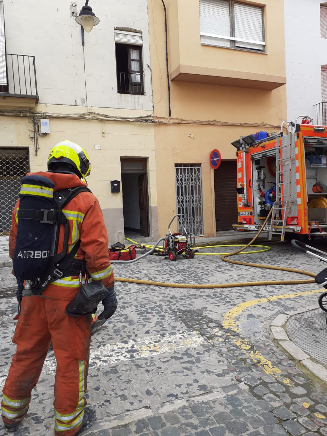 Bombers treballant en l'extinció de l'incendi Bombers treballant en l'extinció de l'incendi