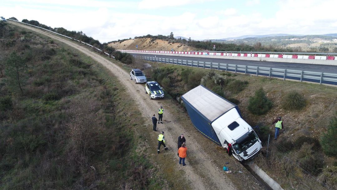Un camión que transportaba material textil para hacer mascarillas sufrió un accidente en la madrugada de este miércoles en Verín Un camión que transportaba material textil para hacer mascarillas sufrió un accidente en la madrugada de este miércoles en Verín