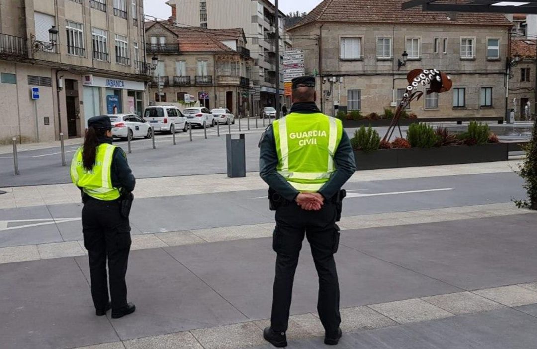 La Guardia Civil descubre un bar abierto y con clientes en Ponte Caldelas La Guardia Civil descubre un bar abierto y con clientes en Ponte Caldelas