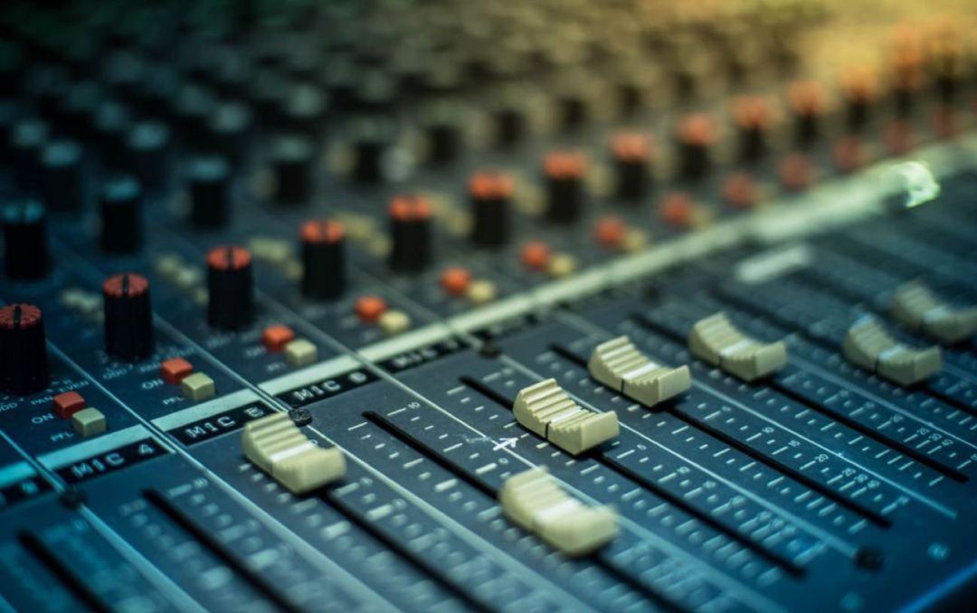 La Asociación Española de Radiodifusión Comercial ha expresado su preocupación por el decreto ley que pretende aprobar el Gobierno andaluz que modifica el régimen jurídico de gestión de las emisoras municipales. La Asociación Española de Radiodifusión Comercial ha expresado su preocupación por el decreto ley que pretende aprobar el Gobierno andaluz que modifica el régimen jurídico de gestión de las emisoras municipales.