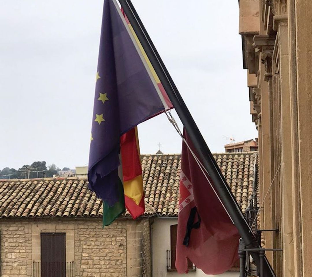 La bandera de la ciudad situada en la Casa Consistorial ondea a media asta por las víctimas del COVID-19 La bandera de la ciudad situada en la Casa Consistorial ondea a media asta por las víctimas del COVID-19