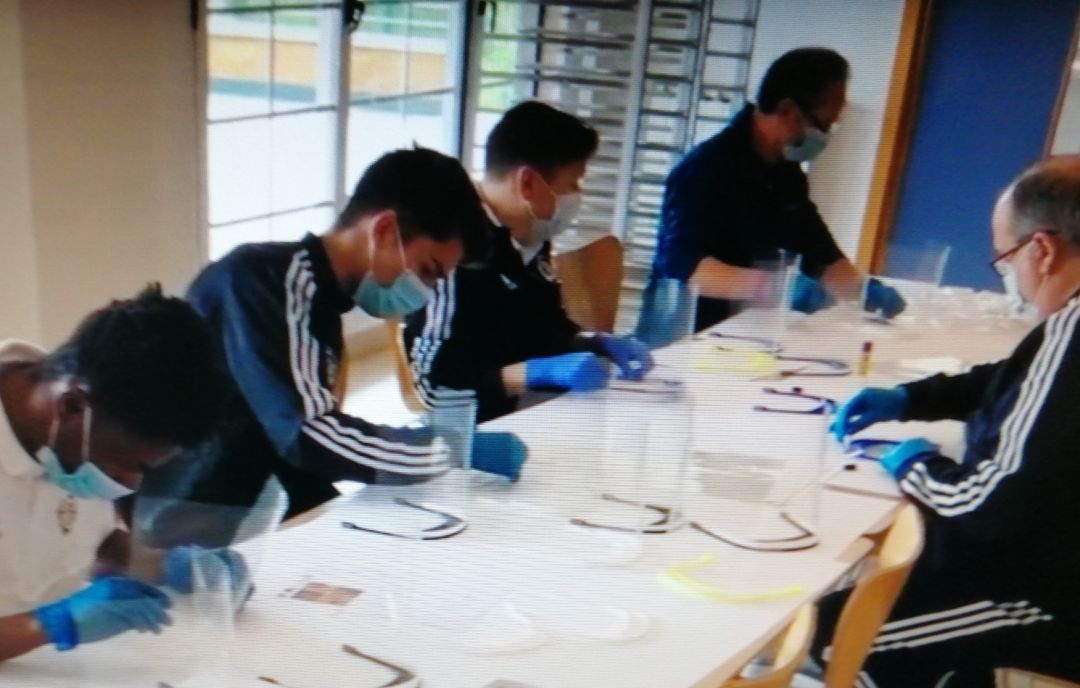 Jugadores del Real Valladolid colaborando en la fabricación de las máscaras Jugadores del Real Valladolid colaborando en la fabricación de las máscaras