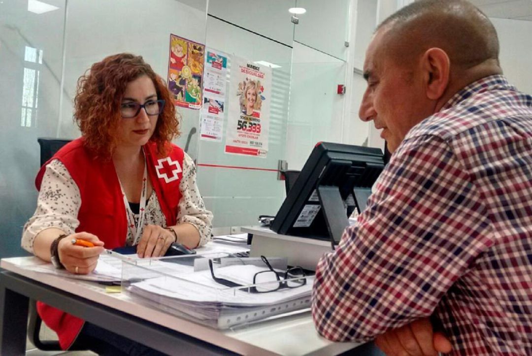 Personal del servicio de empleo de Cruz Roja asesora a una persona participante en sus programas Personal del servicio de empleo de Cruz Roja asesora a una persona participante en sus programas