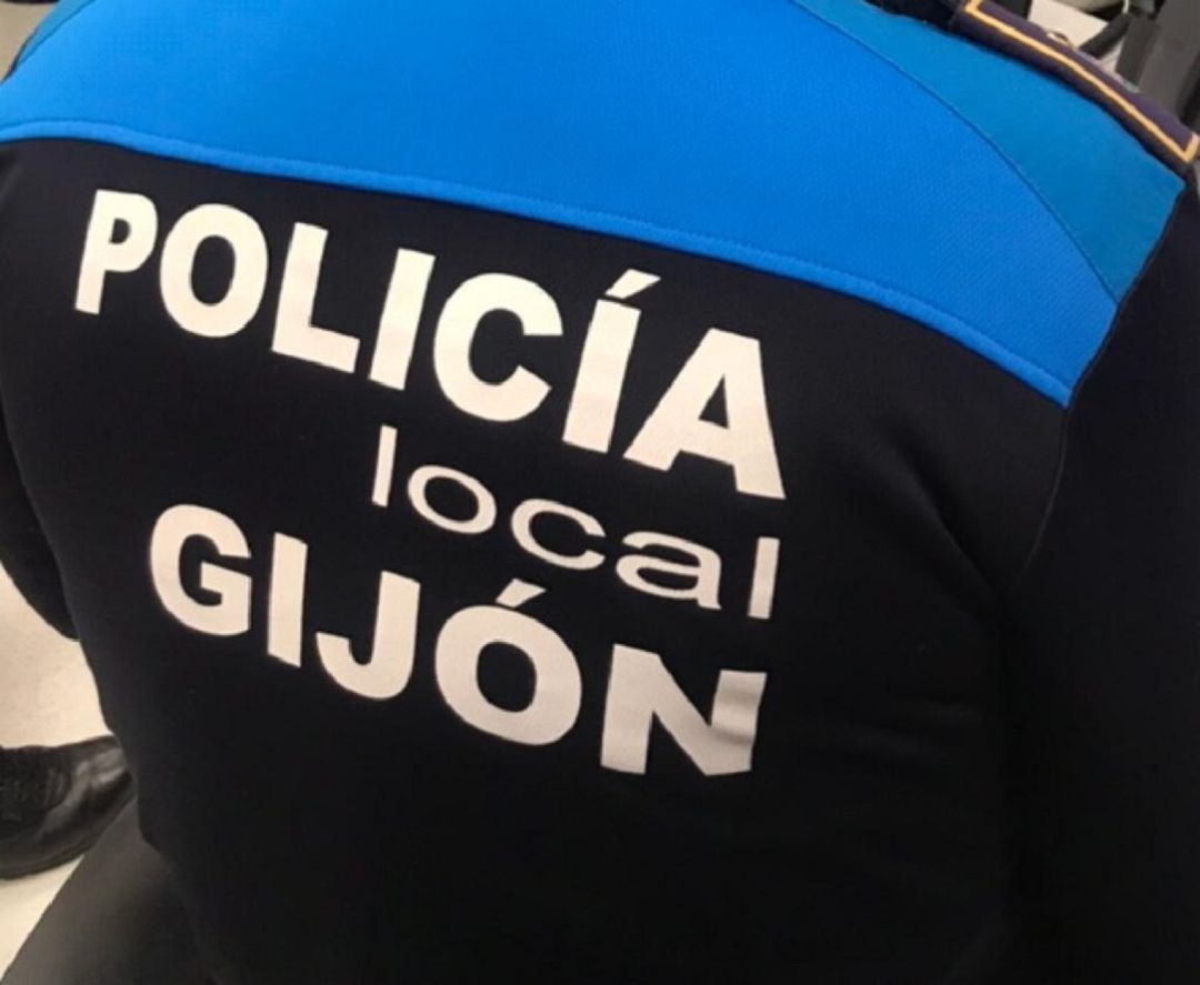 Agente de la Policía Local de Gijón con el uniforme. Agente de la Policía Local de Gijón con el uniforme.