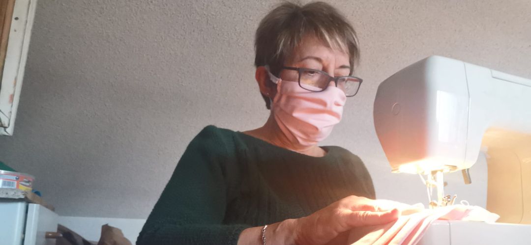 Vecinos de Perales del Río, en Getafe, hacen mascarillas para las dos residencias de mayores del barrio Vecinos de Perales del Río, en Getafe, hacen mascarillas para las dos residencias de mayores del barrio
